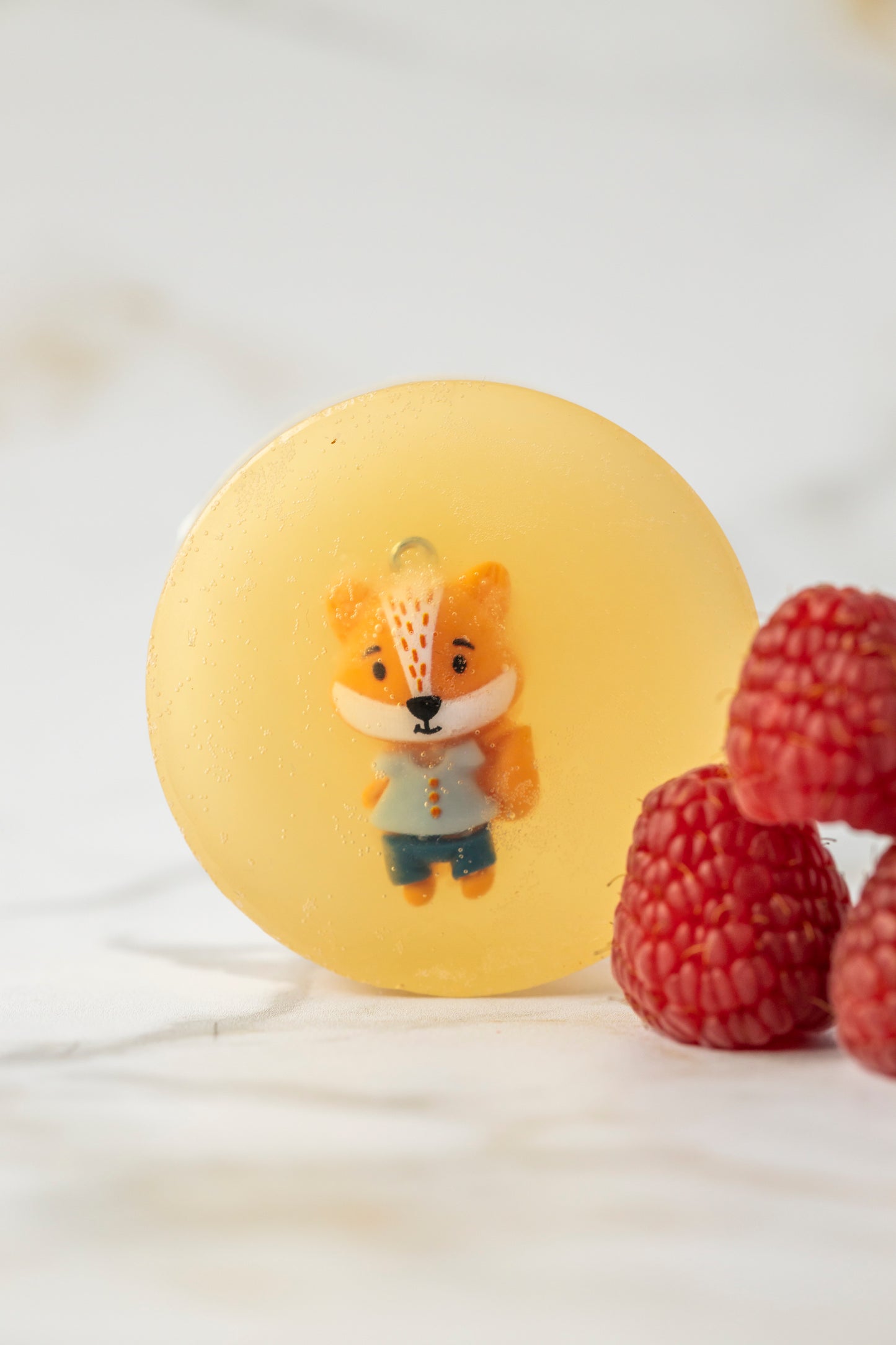 Savon surprise naturel à la framboise cadeau original